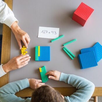 mae-ensinando-seu-filho-matematica-com-o-metodo-de-base-10-em-casa_1048944-16756827